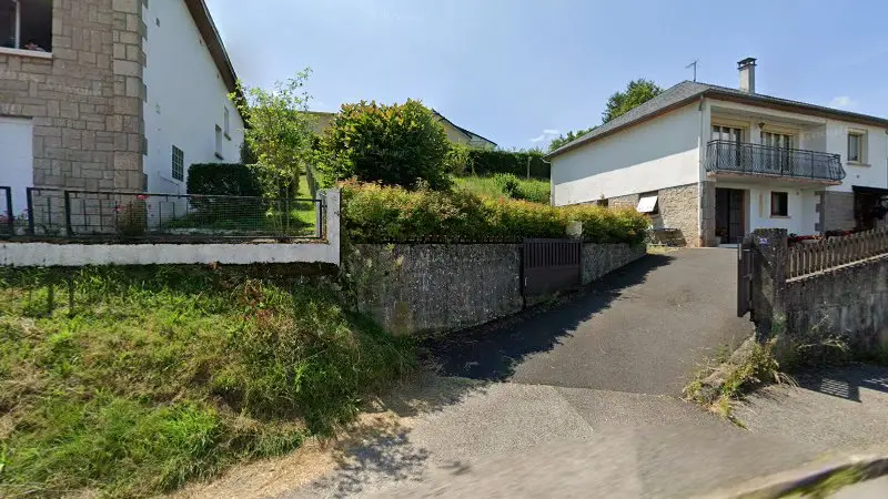 Vue de la rue devant Carrosserie Martins, Ussel