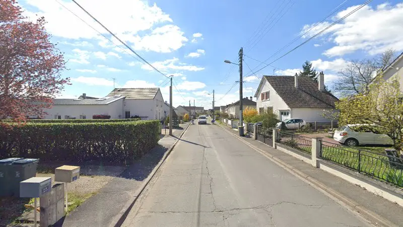 Vue de la rue devant Chapelle st mesmin, La Chapelle-Saint-Mesmin