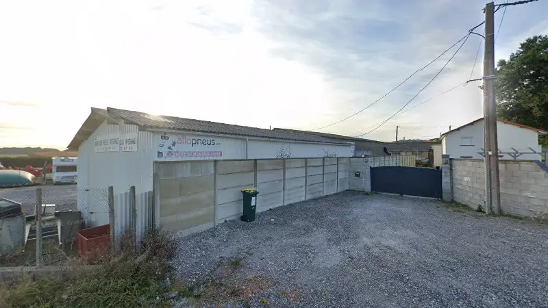 Vue de la rue devant Montage Pneus Internet Prime A La Casse, Sallespisse