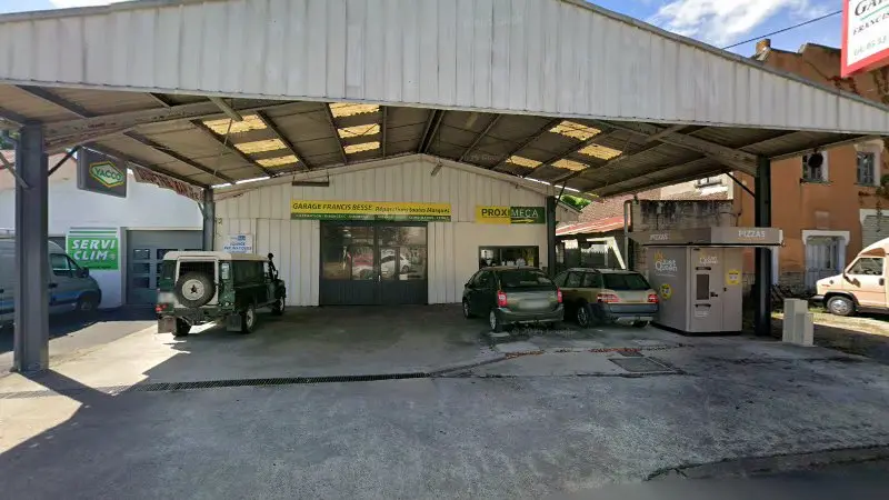 Vue de la rue devant Garage Francis Besse, Javerlhac-et-la-Chapelle-Saint-Robert