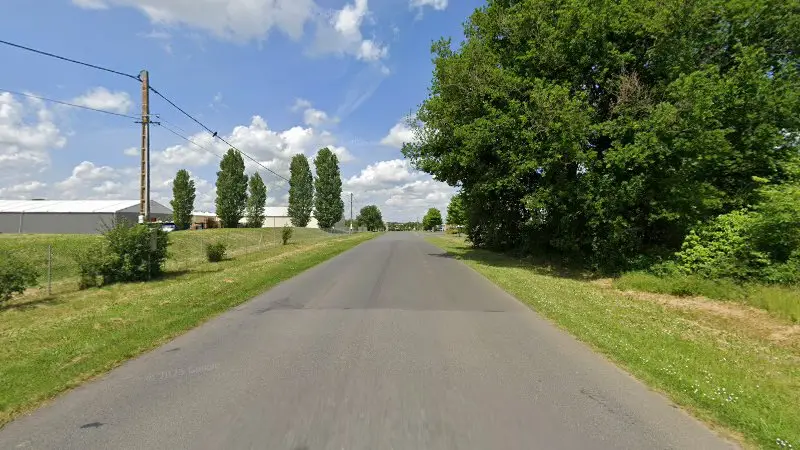 Vue de la rue devant D'Agober Pneus, Lussac-les-Châteaux