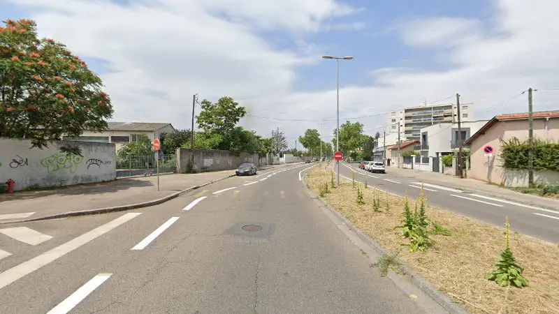 Vue de la rue devant Service pièces détachée auto69, Vénissieux