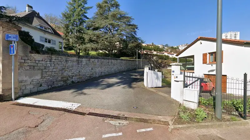 Vue de la rue devant Autin Technauto, Saint-Priest-en-Jarez