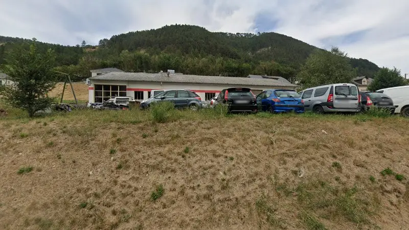 Vue de la rue devant Rouffiac Automobiles Sarl, Saint-Bauzile