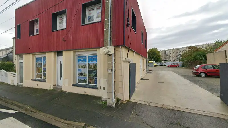 Vue de la rue devant Vision Pare-Brise France, Le Mans