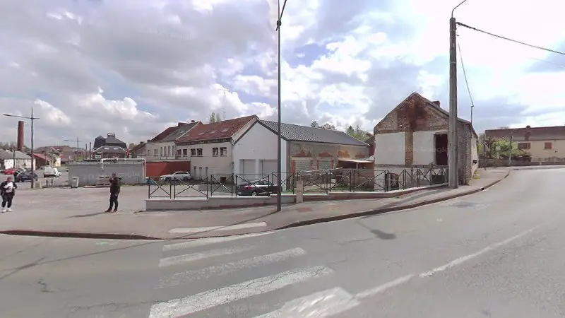 Vue de la rue devant Garage Dupont, Ferrière-la-Grande