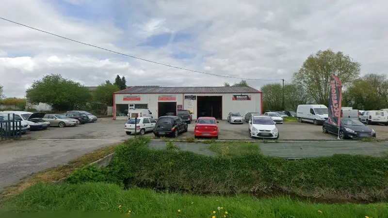 Vue de la rue devant Garage Delavesne, Pontorson
