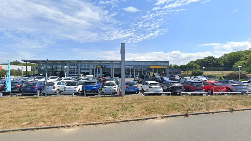 Vue de la rue devant HAMON AUTOMOBILES -Mercedes Benz-Service, Lannion
