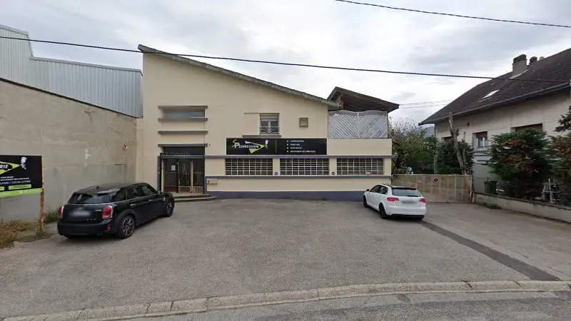 Vue de la rue devant Carrosserie J.s.bach, Saint-Martin-d'Hères