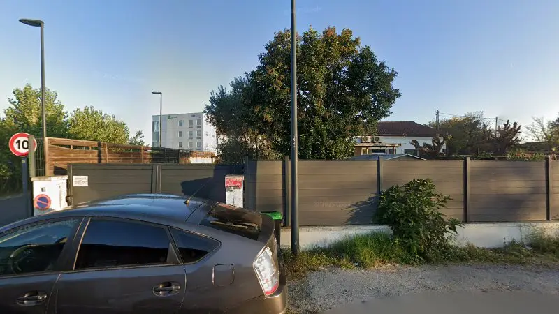 Vue de la rue devant Garage Custo – Rachat véhicule - Épaviste - Vendez votre voiture - Toulouse 31 | Enlèvement d’Épave Gratuit 7j/7, Toulouse
