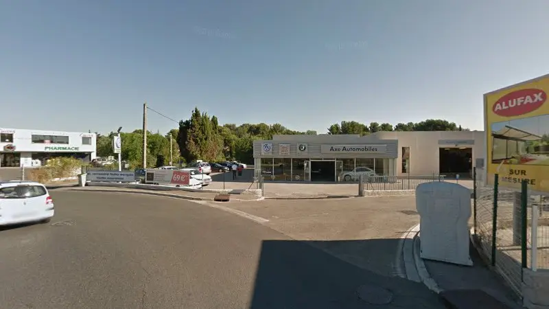 Vue de la rue devant ŠKODA AXE AUTOMOBILES, La Seyne-sur-Mer