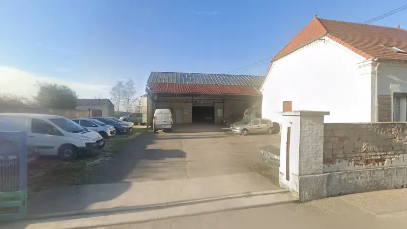 Vue de la rue devant Garage Oudard, Saint-Mesmin