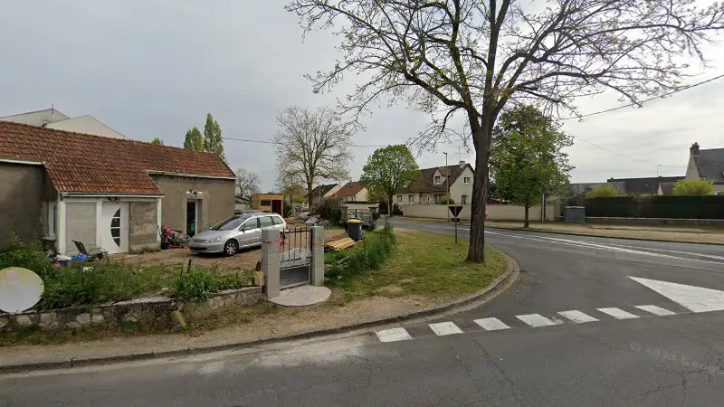 Vue de la rue devant Auto Motors Garage, Châteauneuf-sur-Loire