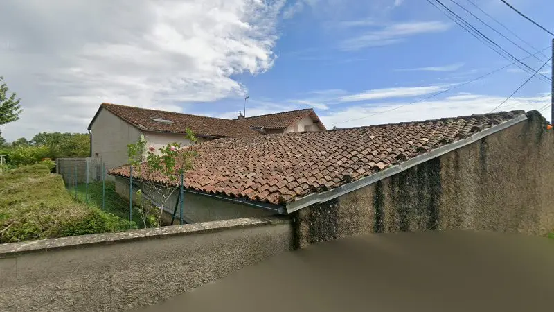 Vue de la rue devant Garage Quintard, Sèvres-Anxaumont
