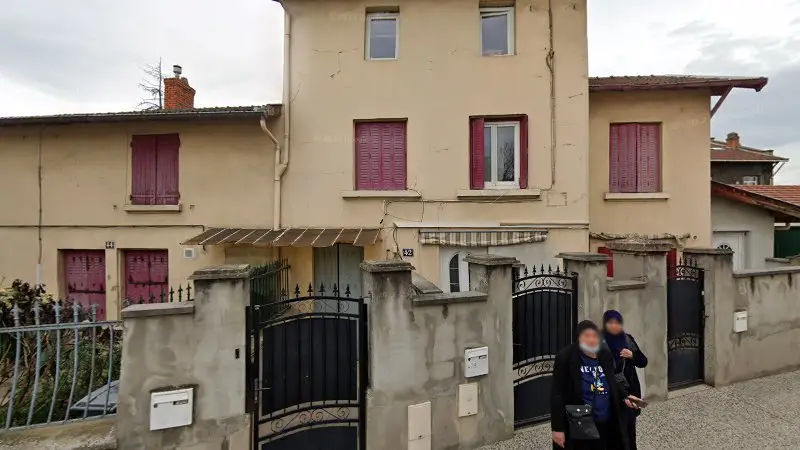 Vue de la rue devant ONE AUTO Mécanique & Entretien, Saint-Fons