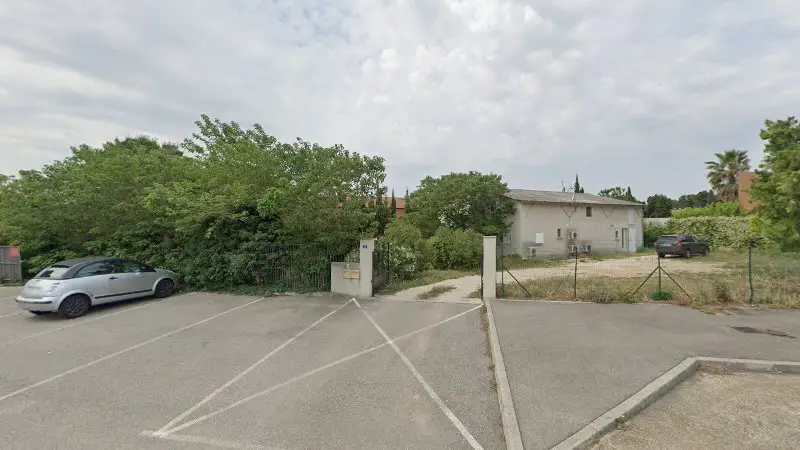 Vue de la rue devant Méca'alpilles, Maussane-les-Alpilles