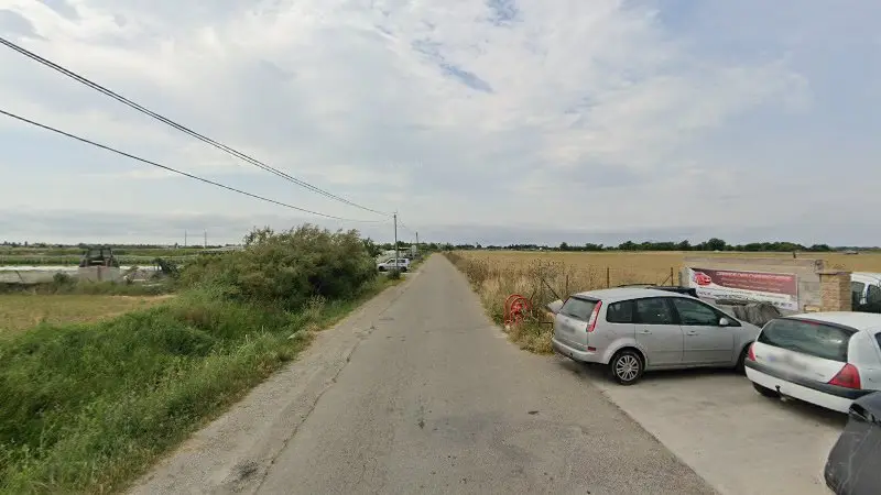Vue de la rue devant Yamani Nordine, Saint-Laurent-d'Aigouze