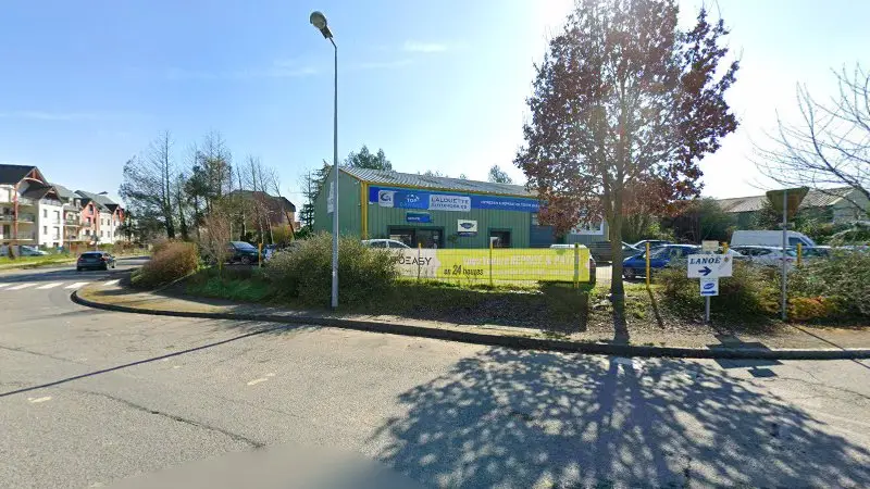 Vue de la rue devant LALOUETTE Automobiles, Saint-Armel
