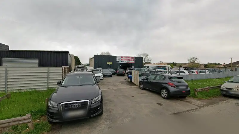 Vue de la rue devant Auto Services Castillonnais, Saint-Magne-de-Castillon