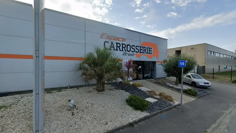 Vue de la rue devant ESPACE CARROSSERIE, Gouesnou