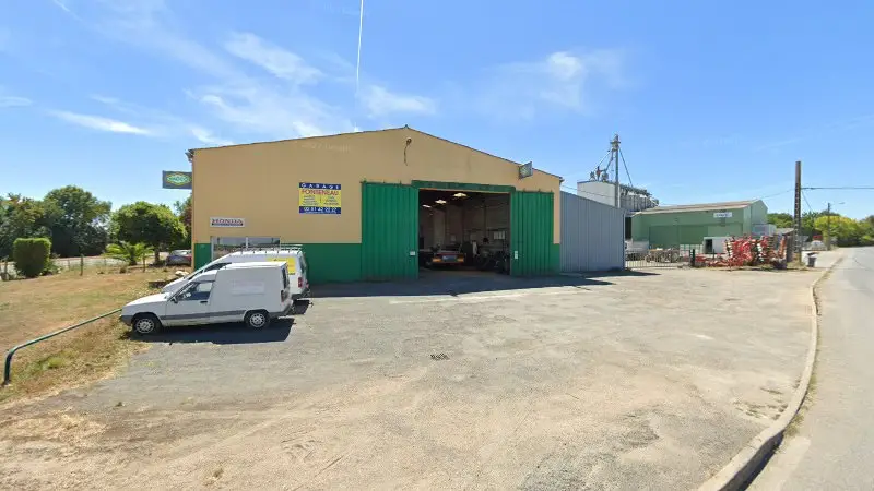 Vue de la rue devant Garage Fonteneau, Chavagnes-en-Paillers