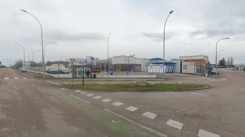 Vue de la rue devant Formule Pare-Brise Express, Pont-Sainte-Marie