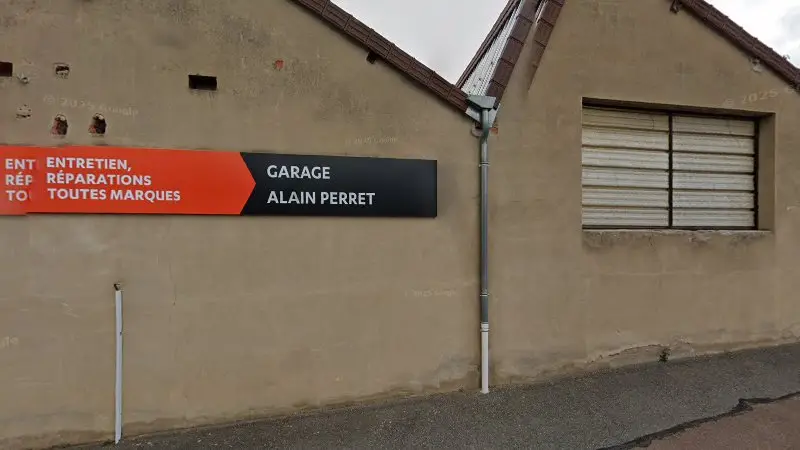 Vue de la rue devant Eurorepar Garage Alain Perret, Semur-en-Brionnais