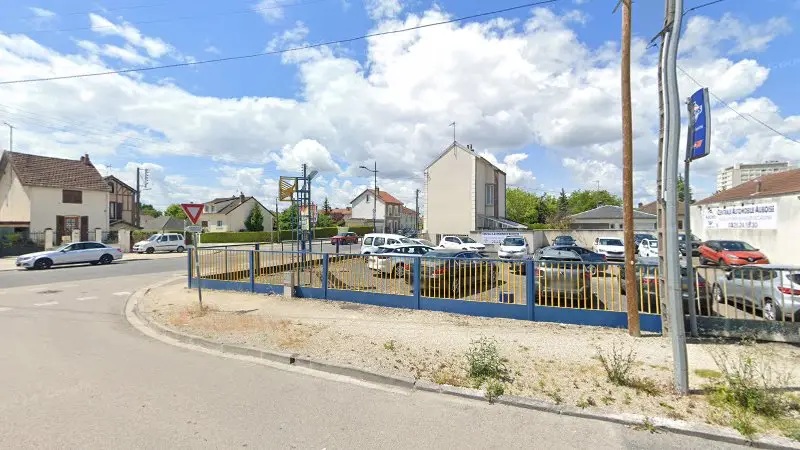 Vue de la rue devant PRECISIUM - SARL CENTRALE AUTOMOBILE AUBOISE, Romilly-sur-Seine