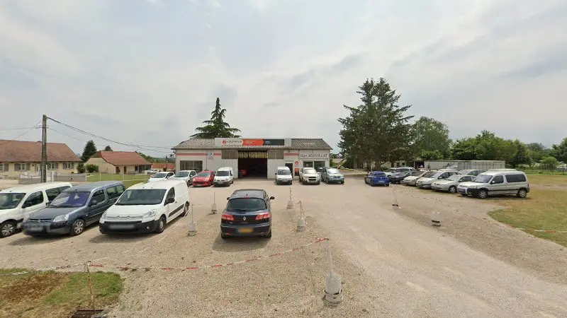 Vue de la rue devant EUROREPAR GARAGE SERVILLAT COMMERÇANT INDÉPENDANT, Branges