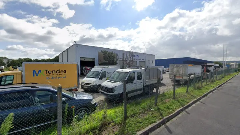 Vue de la rue devant Garage Castel Réparation entretien de poids lourds IVECO WABCO DEKRA Camping-car Pneu vitrage, Château-Thierry