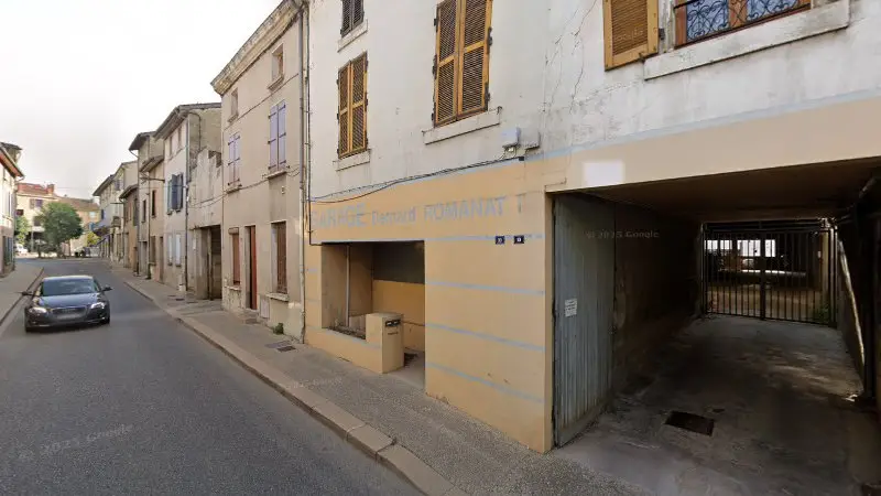Vue de la rue devant Garage Bernard Romanat, Saint-Donat-sur-l'Herbasse