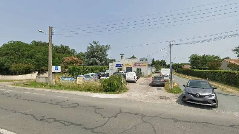 Vue de la rue devant Carrosserie Anglade, Izon