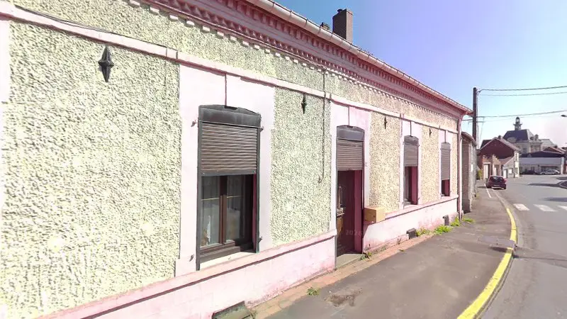 Vue de la rue devant LA CAVERNE DES STOCKS, Calonne-Ricouart