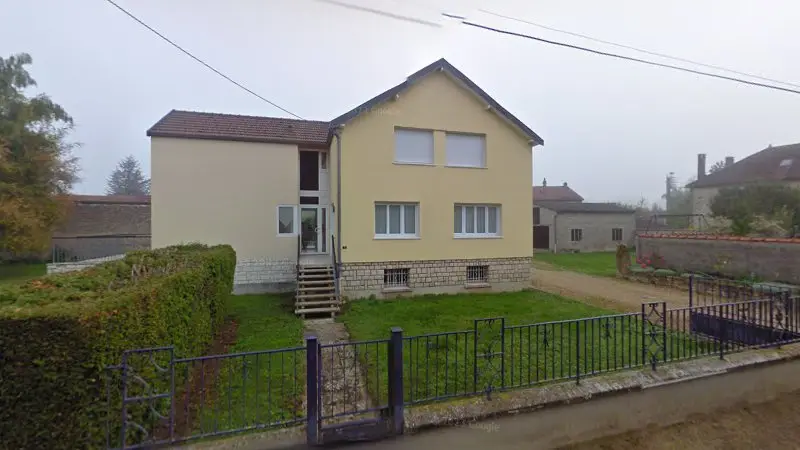 Vue de la rue devant Rousseaux Jean-Rémi, Loivre