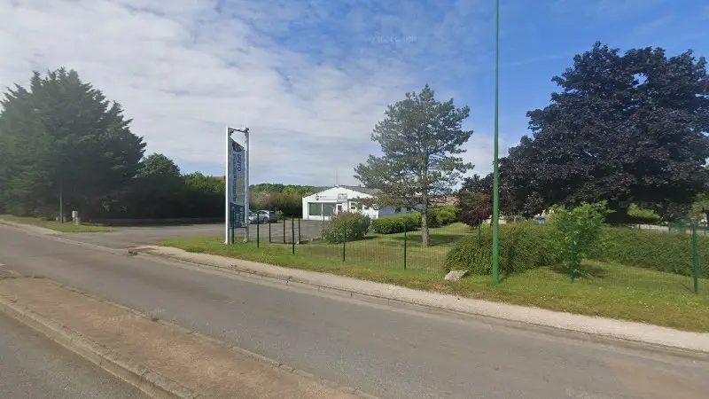 Vue de la rue devant AS Autosécurité Contrôle Technique, Is-sur-Tille