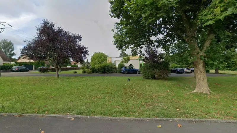 Vue de la rue devant Précision Mécanique du Lorouër, Saint-Vincent-du-Lorouër