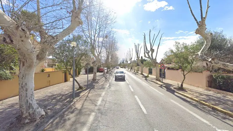Vue de la rue devant Gp Carrosserie, La Londe-les-Maures