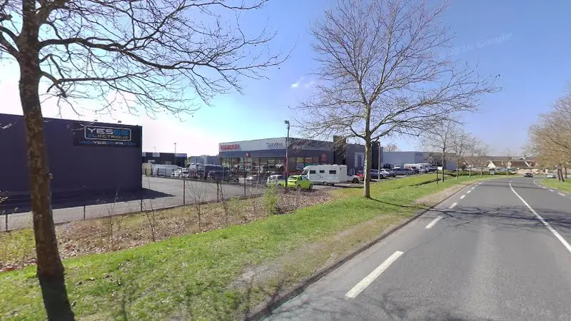 Vue de la rue devant NISSAN JCP AUTOS W77 services, Nemours