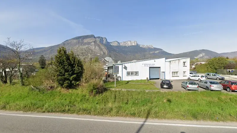 Vue de la rue devant Carrosserie de la Priola, Saint-Égrève