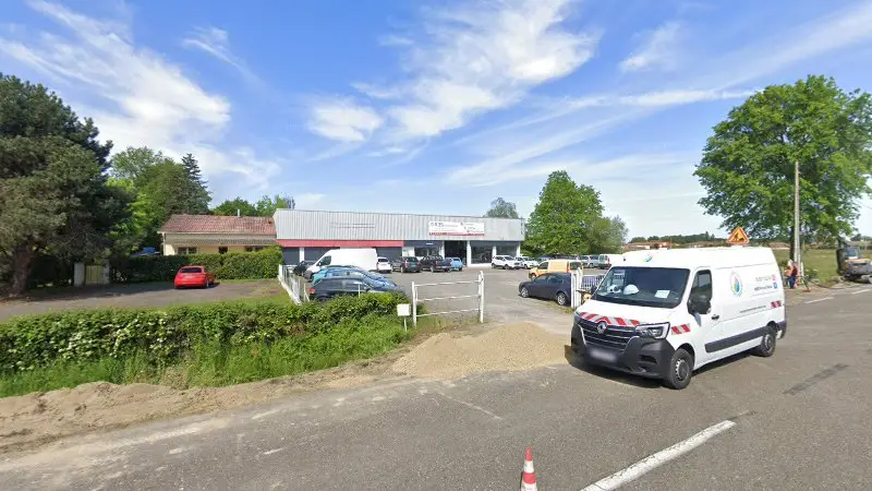 Vue de la rue devant Garage Premier, Aire-sur-l'Adour