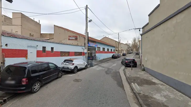 Vue de la rue devant Garage Nassim Auto Carrosserie, Marseille