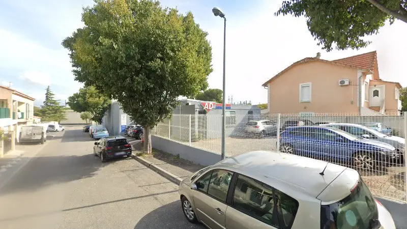Vue de la rue devant TOP CARROSSERIE, Saint-Victoret