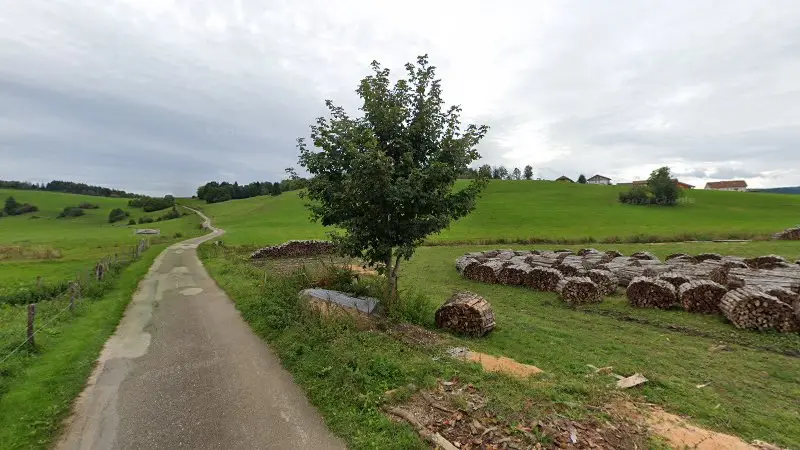 Vue de la rue devant Les brez, Brey-et-Maison-du-Bois