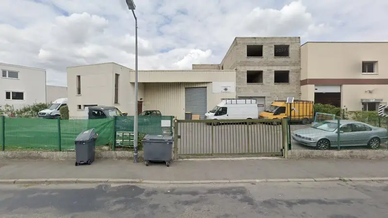 Vue de la rue devant Le Garage de Louvres 95, Louvres