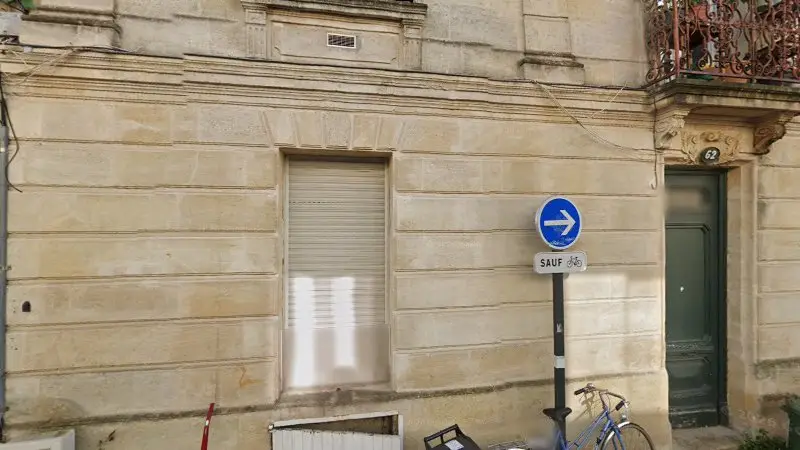 Vue de la rue devant Epaviste Debarrasse voiture Bordeaux Rachat, Bordeaux