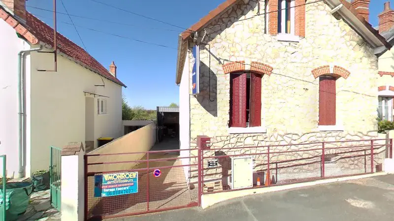 Vue de la rue devant Faucard Père et Fils SARL, Bourges