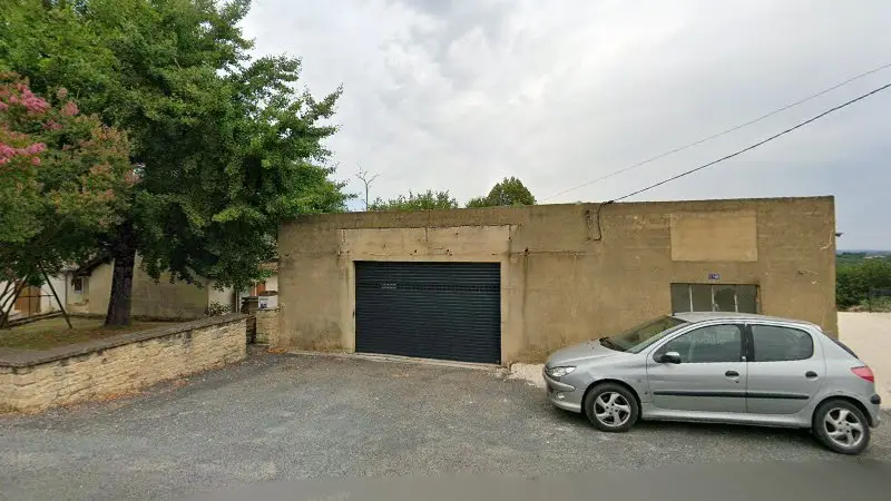 Vue de la rue devant Auto Carrosserie Sarl, Marcillac-Saint-Quentin