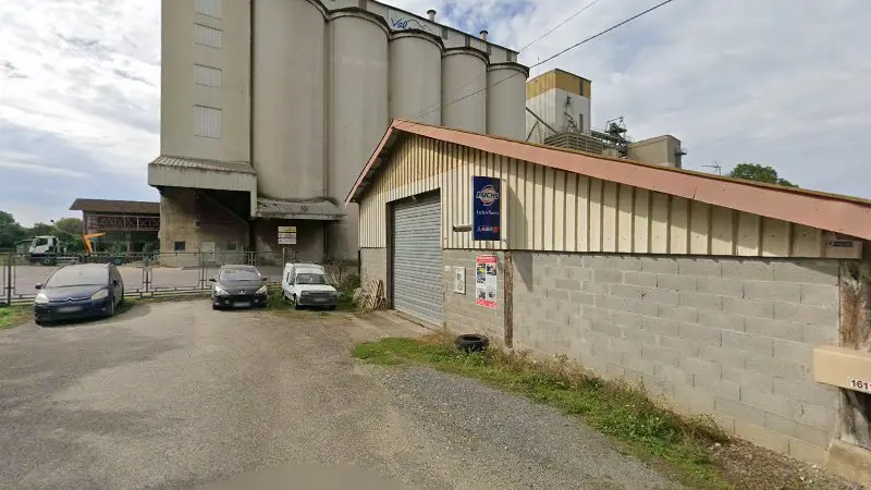 Vue de la rue devant Garage Du Radar (Sarl Motor Concept), Sainte-Christie