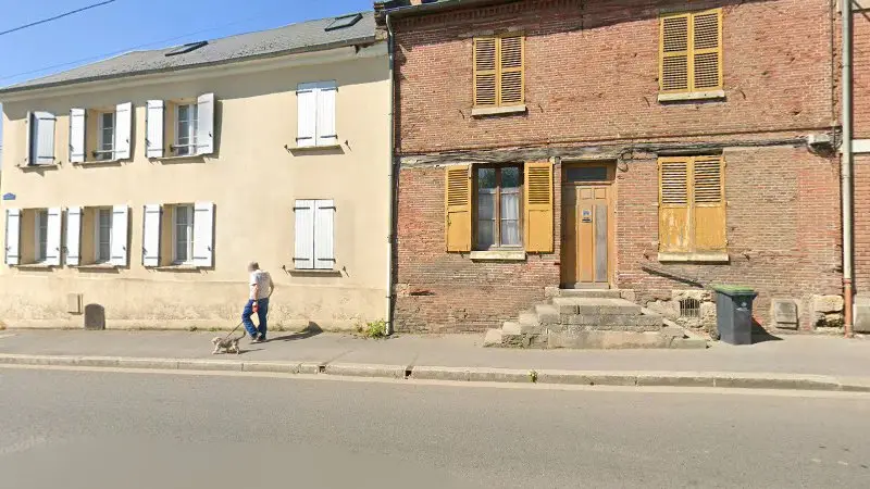 Vue de la rue devant Garage de l'Tailbouis, Saint-Just-en-Chaussée