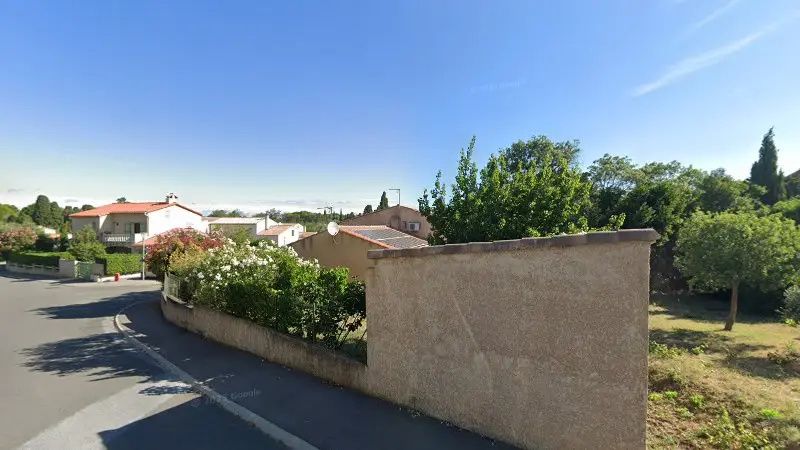 Vue de la rue devant Diagnostic auto à domicile | Prestation de services mécanique | RF Automobile, Sigean